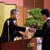 新入社員一人ひとりと固い握手をかわす関社長
