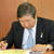 資料を見ながら真剣に説明を聞く長谷川根室市長