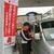 来店者に応募はがきを手渡すＳＳスタッフ（福島市内）