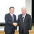 記者会見で握手する豊田社長（左）と鈴木会長