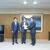 蒲島知事（中央）に義援金を渡す石原会長（右）