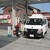 警察車両への給油を終えた三刀屋ＳＳのスタッフ