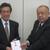 寄付をする木所副理事長（写真㊧）