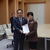 小池知事に要望書を手渡す矢島理事長（左）
