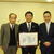 古田知事(中央)に推薦状を手渡した澤田理事長(右)と山田油政連会長(左)