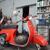 動かなくなった「ＶＥＳＰＡ」を修理する佐藤さん