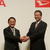 記者会見で握手を交わすトヨタの豊田社長㊧とダイハツの三井社長