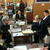 訪問した一行からの説明を聞く片岡市長（中央）