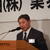 記者懇談会であいさつする太陽石油の岡社長