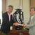 志村副理事長㊨から優勝賞品を受ける斎藤氏