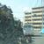 がれきの中を走行する車も多い（熊本市で）