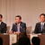 会見する西川新会長（中央）