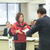 山田理事長から表彰される岐阜日石従業員の森奈実さん