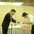 受賞者を代表して亀井理事長から表彰される真弓知也さん（右）