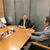 野田会長（中央）に今後の活動方針を説明する森会長（右）と河本副会長・専務理事（左）