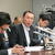 創業家との会談後、記者会見を行った出光の関副社長（中央）