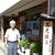 展示室の前で出光氏への思いを語る前田さん
