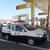 優先レーンに誘導してパトカーに給油するスタッフ