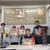 ＰＲチラシを掲げるスタッフ（右から小川部長、内藤マネージャー）