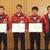 感謝状を贈られた３人と野口社長（右）