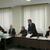 公共施設での石油利用を提案する中村副理事長（左から２人目）ら（会津美里町役場）