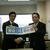 満タン推進で「ガッチリ握手した浜田委員長㊨と上野氏