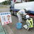 不正軽油撲滅のため抜取をする職員