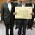 感謝状を示す伊藤会長（右）と児嶋局長
