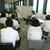 ２組が約５時間、事業化検討した（写真は検討後の報告会）