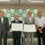 協定書を示す太田会長（中央左）と村上理事長（同右）