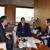 小此木大臣（中央）に満タン運動を説明する森会長（右）
