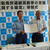 協定書を持つ橋本支部長（右）と榊原署長