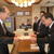 楫野市長に提案書を手渡す土田理事長（右）