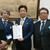 加藤勝信衆議院議員（中央〉の事務所で