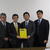 実践的な『災害時マニュアル』を作成した（右から災害対策委の相原孝光副委員長と吉山委員長、木所理事長ら）