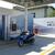 　福岡県は環境問題の先進県として水素エネルギー社会の実現に向け、全国に先駆けて「福岡水素エネルギー戦略会議」を設立。研究開発、社会実証、人材育成をはじめ水素エネルギーの開発・普及を総合的に推進する福岡水素戦略を展開し、水素エネルギー社会の育成に力を入れている。今回、福岡市がグリーン水素の活用を目指すことは水素社会実現に弾みをつける大きな取り組みだ。 　博多湾岸にある福岡市中央区の中部水処理センターに水素ステーションが併設されている。家庭や事業所などの下水を処理する過程で発生するバイオガスからメタンガスを回収し、水蒸気と反応させて水素を製造、供給している。 　同センターの運転業務委託先の作業員２人が車両性能などを確認するためにＦＣＶ２輪車で通勤している。乗っているのは、スズキの「バーグマン・フューエルセル」。ブルーを基調にしたスマートな車体。軽量の小型燃料電池を搭載、平均時速60キロで走った場合、航続距離は１２０キロという。通勤にはじゅうぶんな距離だろう。 　天神地区の貨物輸送に使うのは既存のディーゼル車（２㌧）を改造し、燃料電池やモーターなどのシステムを搭載した特別仕様車。自動車開発会