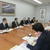 市川市長（手前２人目）に石油の優位性をアピールする石連の田中室長（奥の中央）ら