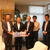 満タンステッカーを掲げる㊧から今井専務、高木市長、田中室長、愛敬正孝副市長、難波マネージャー