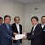 石商・油政連が連携し、支援要請文を藤田局長（右）に手渡した