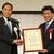 丸山社長（右）と阿部守一長野県知事