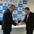 工藤市長（左）に目録を贈呈する菅原氏