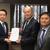 佐藤市長（左）に提案書を手渡した遠藤理事長（中央）と金山副理事長