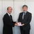 小久保専務（右）に目録を手渡す植栗専務