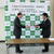 場谷村長㊧と協定書を交換する杉江理事長
