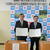 協定書を示す武蔵理事長㊧と三好町長