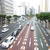 乗用車やトラックで混雑する那覇市内