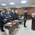 三村学長（写真右）から受講許可書が手渡された