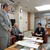 池部町長（正面）らにあいさつする岸理事長