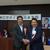 水口氏を激励する小山県連会長（左）
