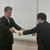 島理事長㊨から功労賞を伝達される山口氏
